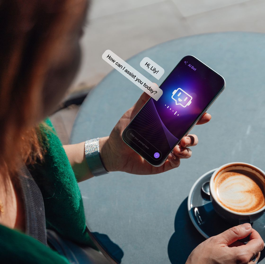 vrouw drinkt koffie en haar chatbot praat tegen haar