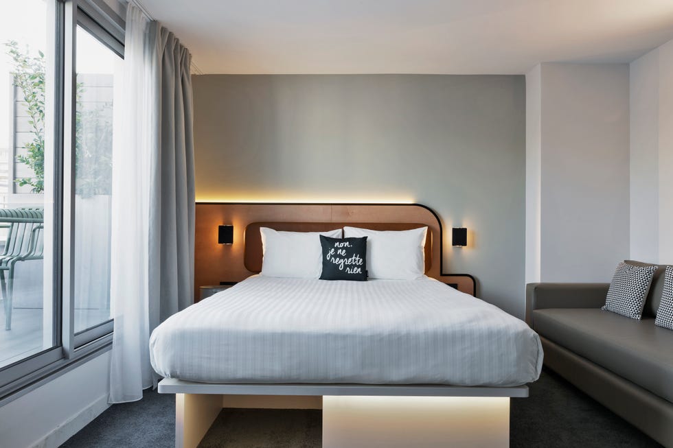 double bed in room at moxy paris bastille