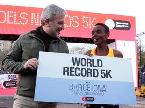 beatrice chebet bate el record de 5k en barcelona cursa dels nassos