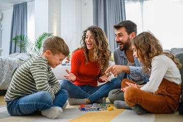 familia jugando a un juego de mesa en el salón