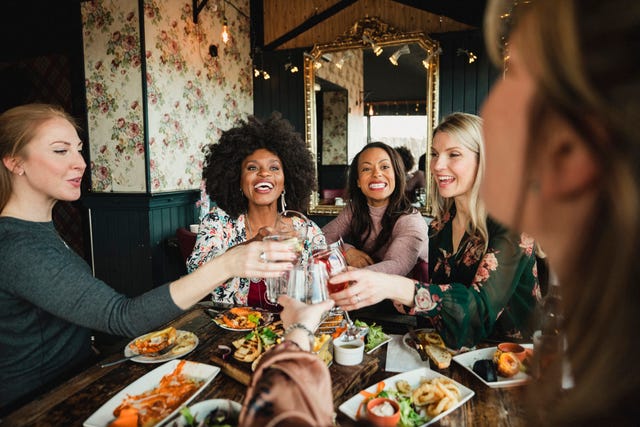 how to be more social - women at a restaurant