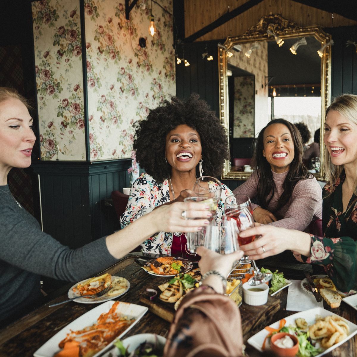 how to be more social - women at a restaurant