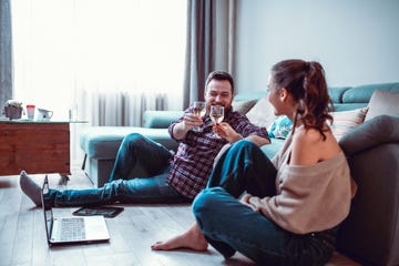 pareja salon vino