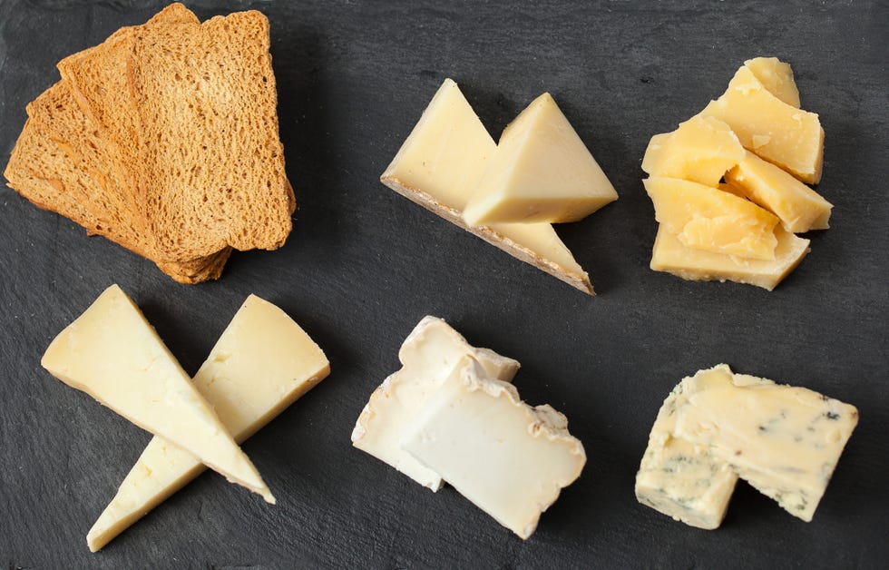 queso diferentes tipos presentados en una tabla de pizarra