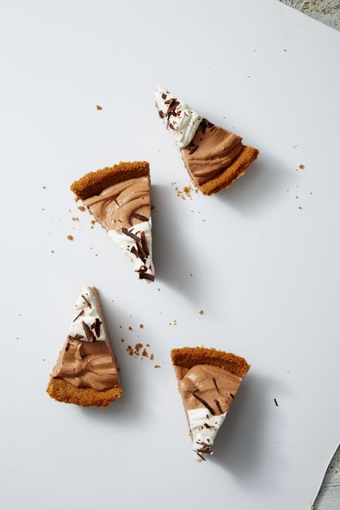 pie slices of chocolate hazelnut cheesecake with chocolate shavings on top