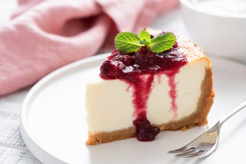 Tarta de queso con compota de frutos rojos
