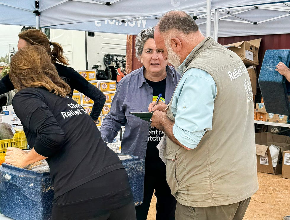 ﻿los chefs jose andres y pepa munoz reparten comida a los afectados por la dana de valencia