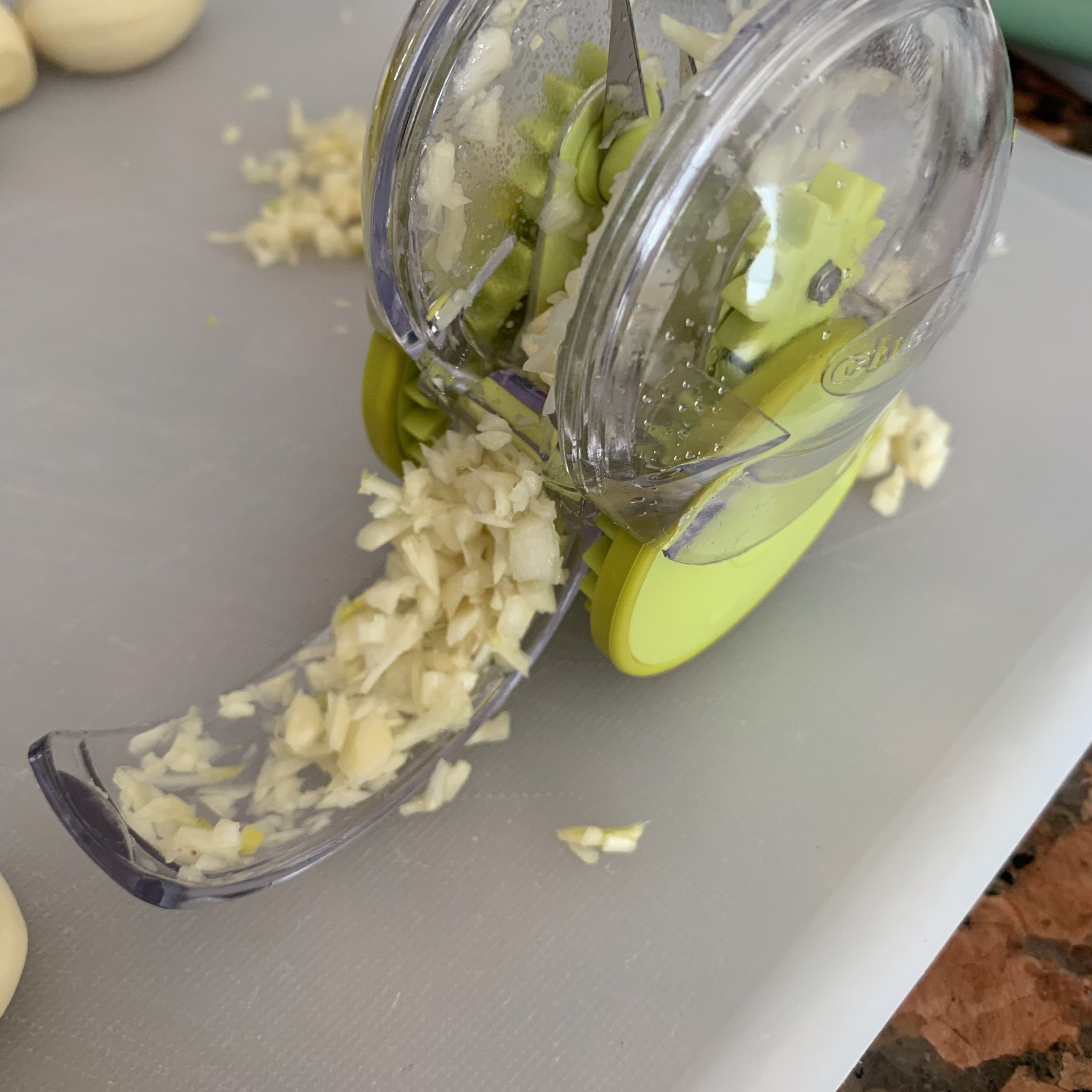  Chef'n GarlicZoom Garlic Chopper, Arugula and Meringue: Garlic  Presses: Home & Kitchen