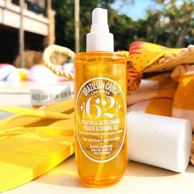 Sol de Janeiro Fragrance Mist Bottle com fundo tropical