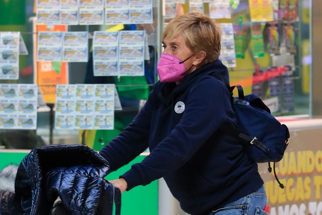 chelo garcía cortés compra lotería en el aeropuerto de madrid