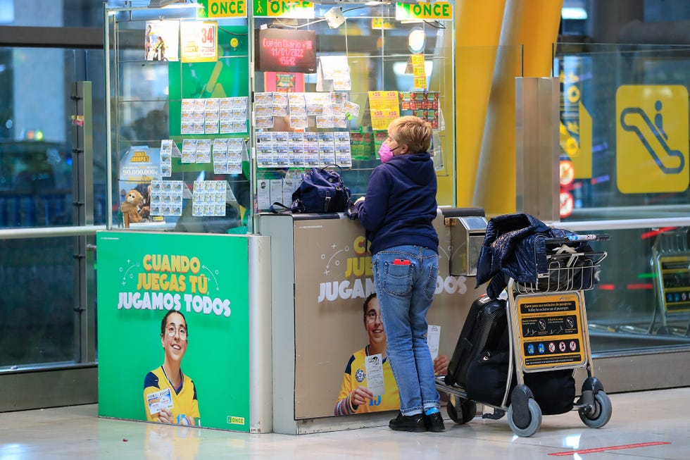 chelo garcía cortés compra lotería en el aeropuerto de madrid