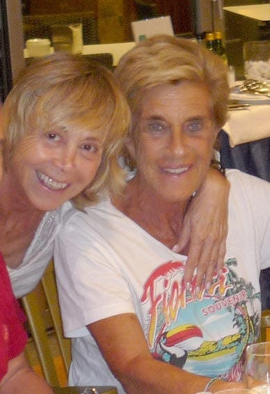 Chelo García Cortés con su pareja, Marta