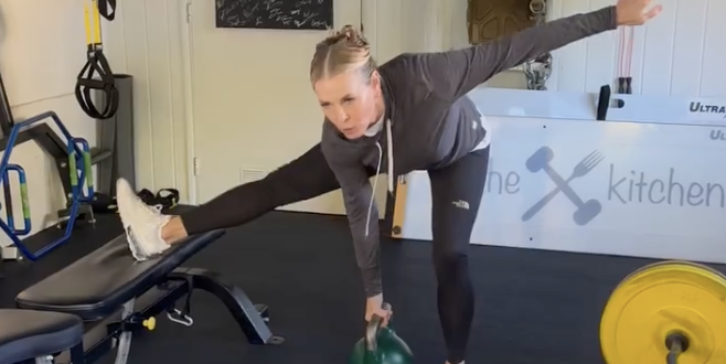 Urmăriți-vă pe Chelsea Handler care face deadlift-uri românești cu un singur picior