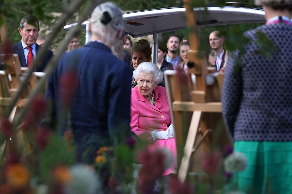 london, england   may 23 queen elizabeth ii is given a tour during a visit to the chelsea flower show 2022 at the royal hospital chelsea on may 23, 2022 in london, england the chelsea flower show returns to its usual place in the horticultural calendar after being cancelled in 2020 and postponed in 2021 due to the covid pandemic this year sees the show celebrate the queen's platinum jubilee and also a theme of calm and mindfulness running through the garden designs photo by dan kitwoodgetty images
