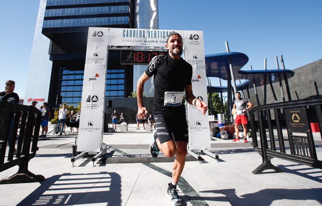 Chema Martínez ganó la carrera vertical en las Cuatro Torres de Madrid