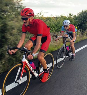 el atleta chema martínez montando en bicicleta