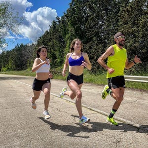 el atleta chema martínez corriendo junto a su familia