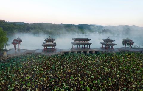 Tempels in uiteenlopende architectonische stijlen en keizerlijke tuinen vormen samen met meren weiden en bossen een perfect cultuurlandschap in de provincie Hebei