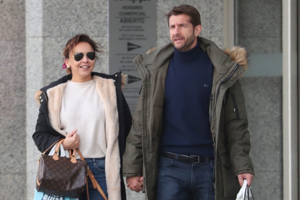 Chenoa y Miguel Sánchez Encinas paseando por Madrid.