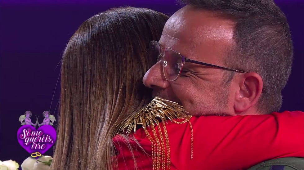 chenoa y Ángel llácer se abrazan tras las palabras de él en 'tu cara me suena'