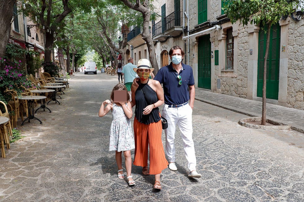 chenoa y su prometido, miguel sánchez encinas, pasean por mallorca