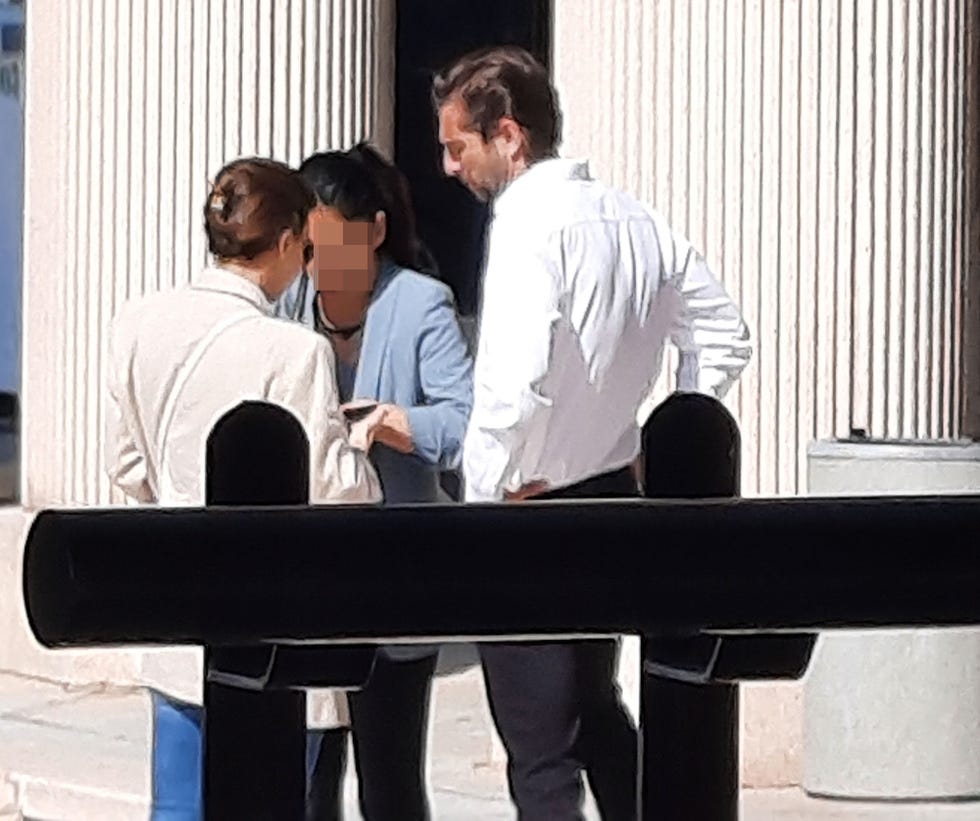 la pareja durante su visita al registro civil para tramitar los documentos de su enlace