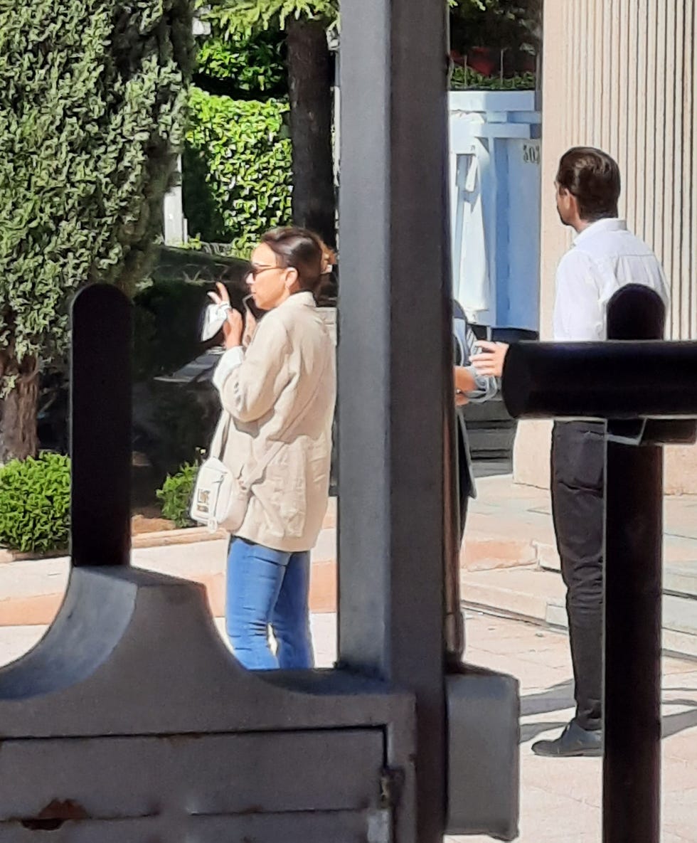 la pareja durante su visita al registro civil para tramitar los documentos de su enlace
