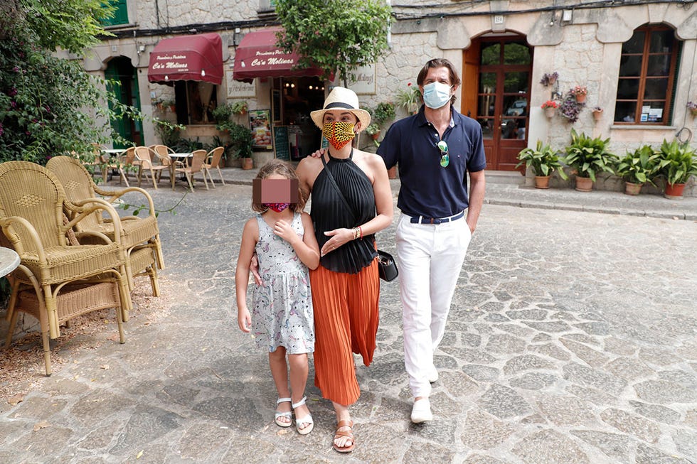 chenoa y su prometido, miguel sánchez encinas, pasean por mallorca