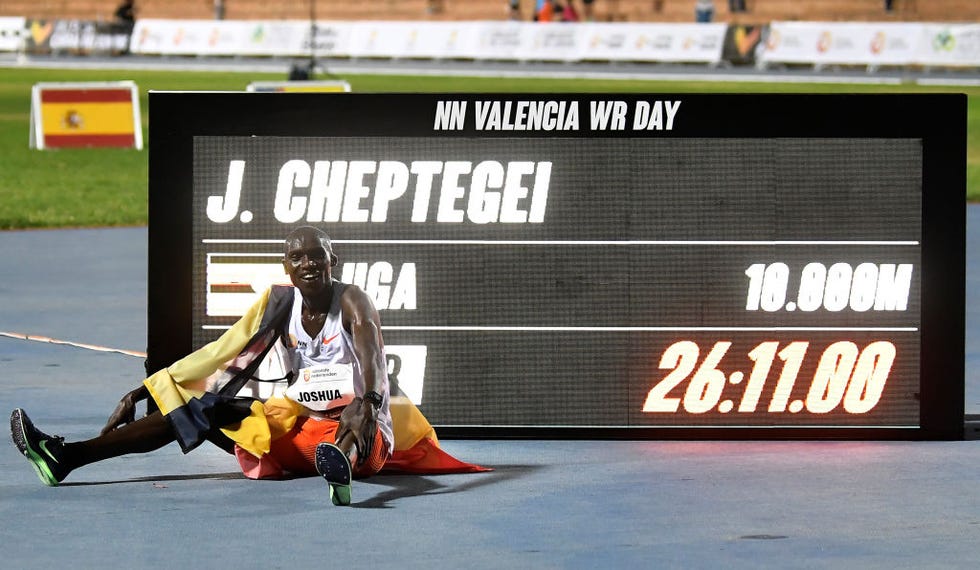 joshua cheptegei celebra su récord del mundo de 10000 metros