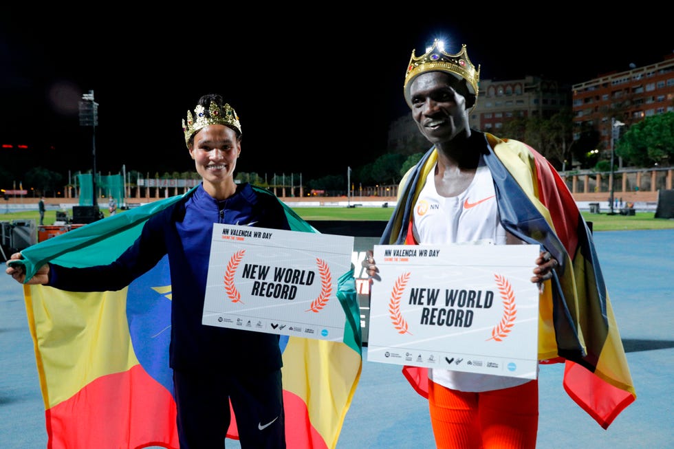 letensebet gidey y joshua cheptegei posan con sus récords mundiales de 5000 y 10000 metros en valencia