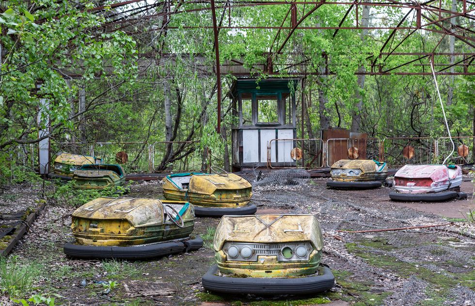 coches abandonados en pripyat, ucrania, explosión chernobyl