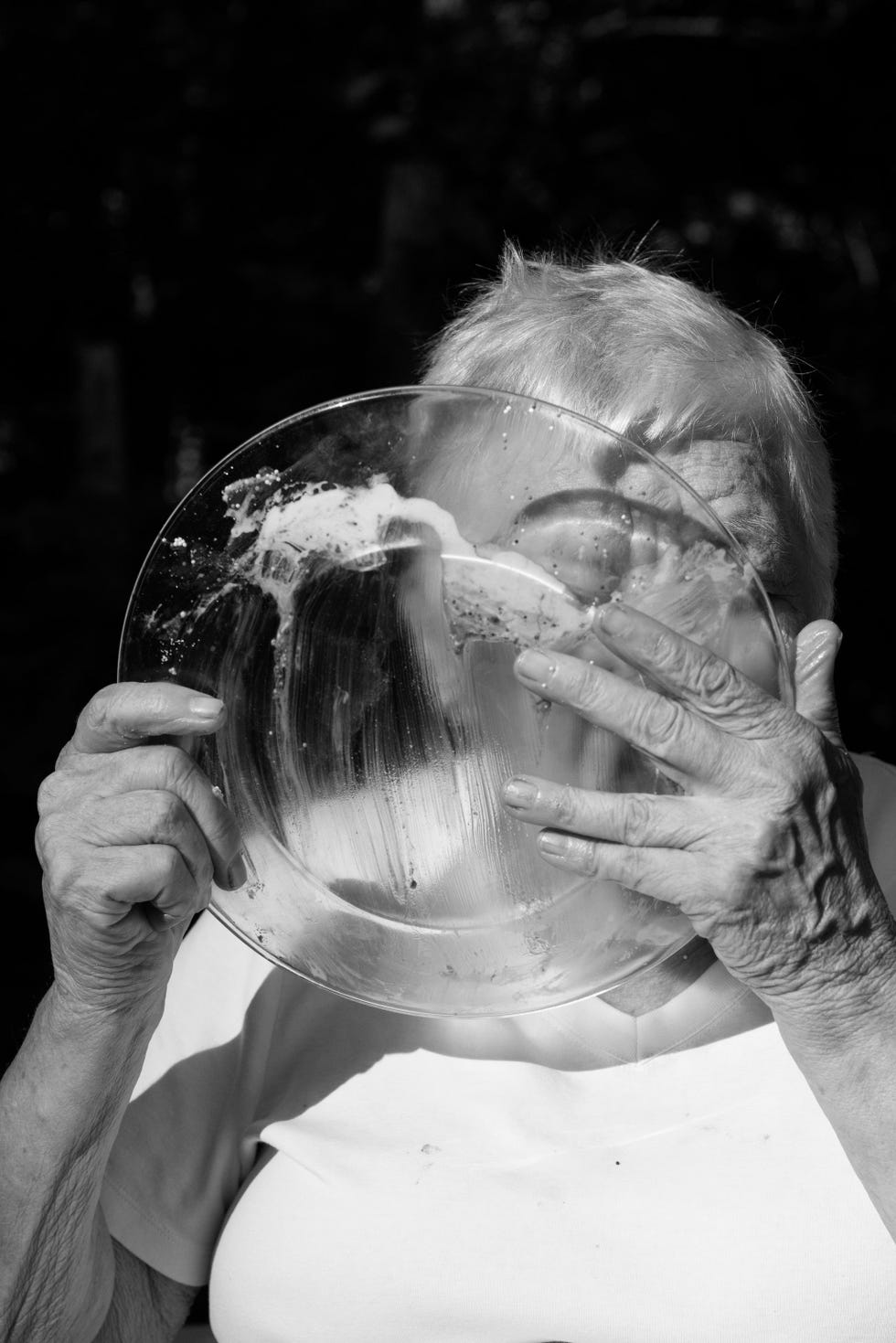 Enkele van de cognitieve symptomen die worden beschreven door mensen die aan long COVID lijden doen volgens neurologen sterk denken aan de symptomen van de ziekte van Alzheimer waaronder een gebrek aan orintatie dingen kwijtraken en zelfs veranderingen in persoonlijkheid Mijn moeder zou nooit van haar leven haar bord hebben afgelikt schrijft St Onge maar door het wegvallen van remmingen genoot ze met volle teugen van een toetje waar ze dol op was