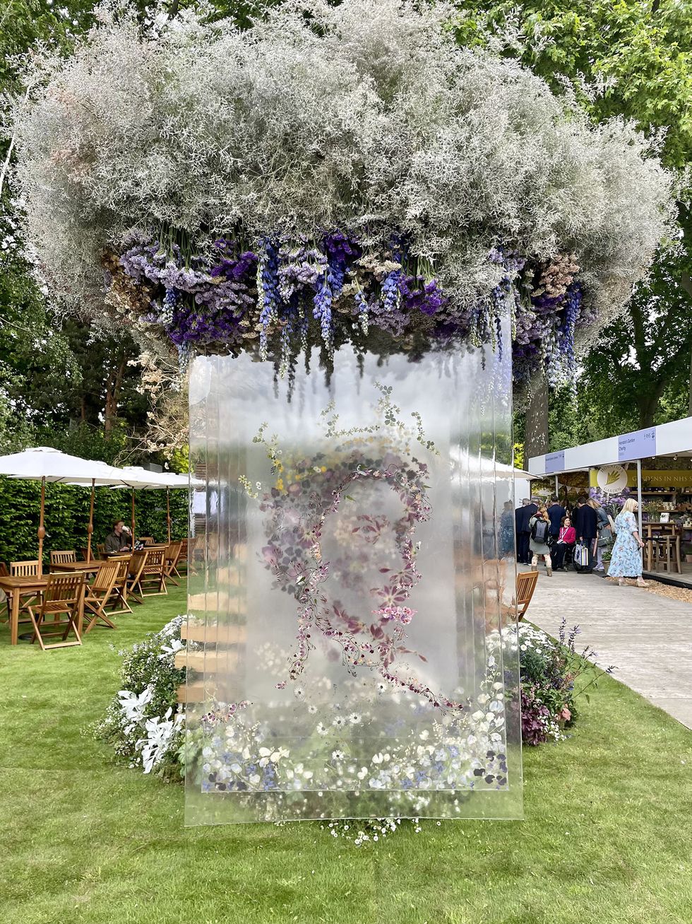 chelsea flower show 2022 queen platinum jubilee portrait