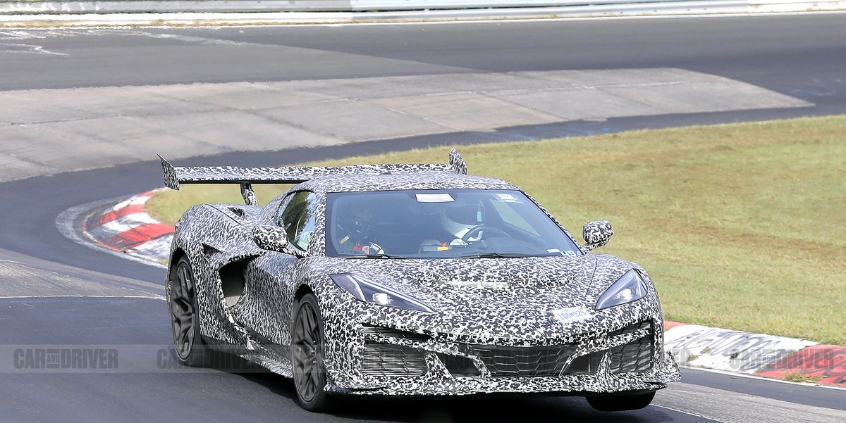 Corvette ZR1 ukazuje své mohutné zadní křídlo na špionážních snímcích na Nürburgringu