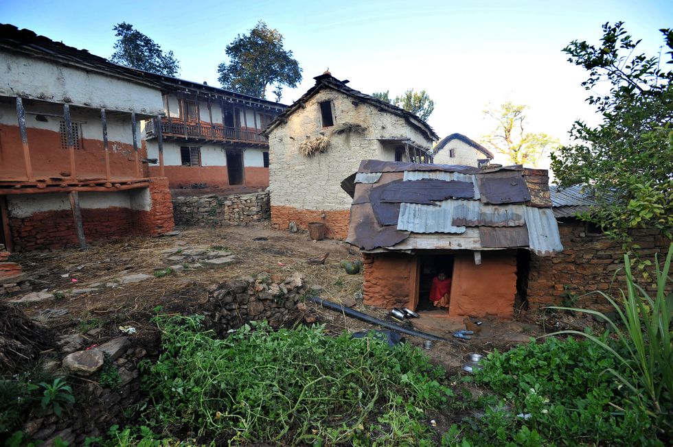 isolate in capanne durante il ciclo, la storia delle donne intoccabili del nepal