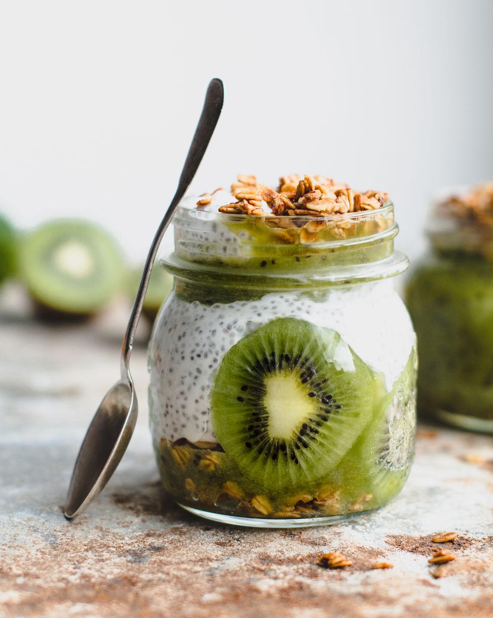 healthy snacks for weight loss chia pudding with kiwi, granola and almonds in a jar