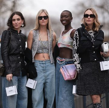 vier influencers poseren in outfits van chanel tijdens fashion week