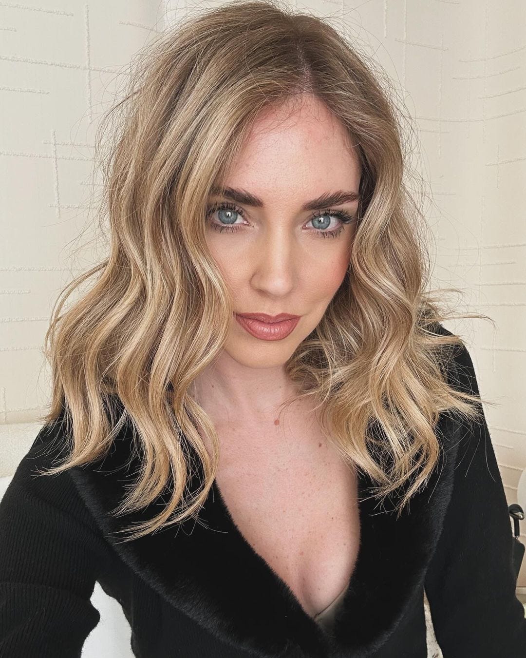 Chiara Ferragni senza trucco e con capelli ricci, come non la