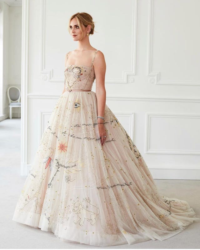 La it girl italiana lleva escrita su historia de amor con Fedez en su segundo vestido de novia.