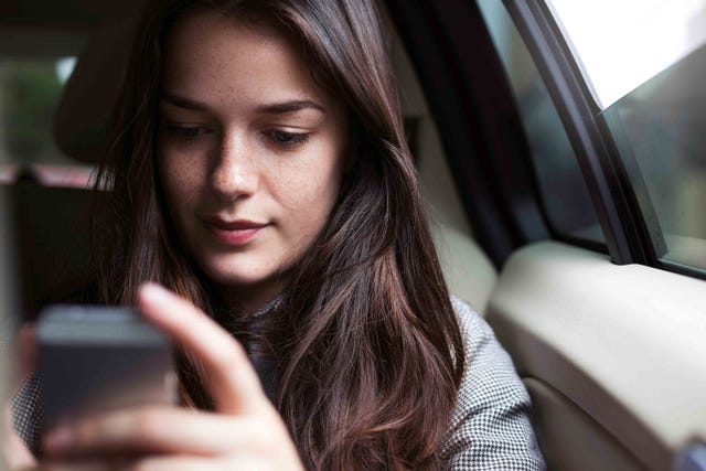 chica teléfono móvil en el coche