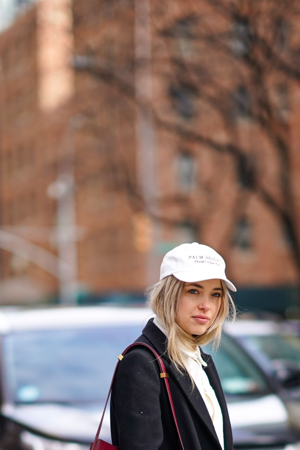 invitada de la new york fashion week luciendo un look blanco y negro con americana