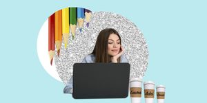 mujer trabajando con un ordenador y con unos vasos de café de distinto tamaño