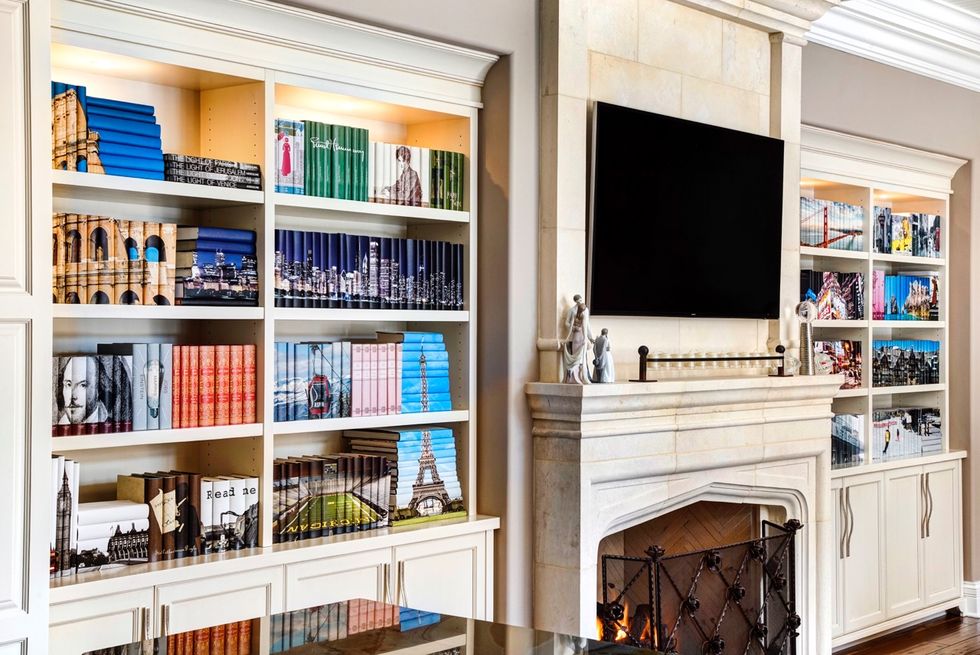 Shelving, Shelf, Bookcase, Furniture, Room, Living room, Wall, Interior design, Building, Home, 