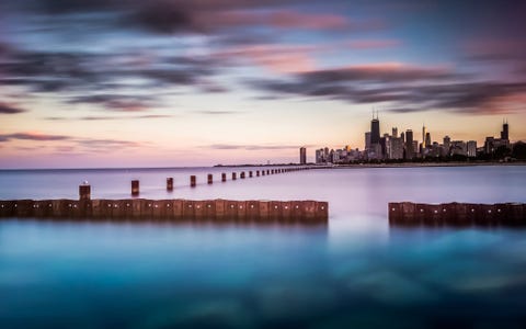 Aan de oever van het Michiganmeer het op vijf na grootste zoetwatermeer op aarde doemt de 42 kilometer brede skyline van Chicago op In juli verzamelen zich hier elk jaar honderden zeilboten voor de 536 kilometer lange Chicago Yacht Club Race tussen de Navy Pier in Chicago en Mackinac Island Het evenement is s werelds oudste langeafstandsregatta op zoetwater