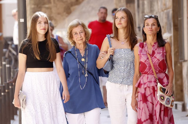 reina letizia, princesa leonor, infanta sofía y reina sofía