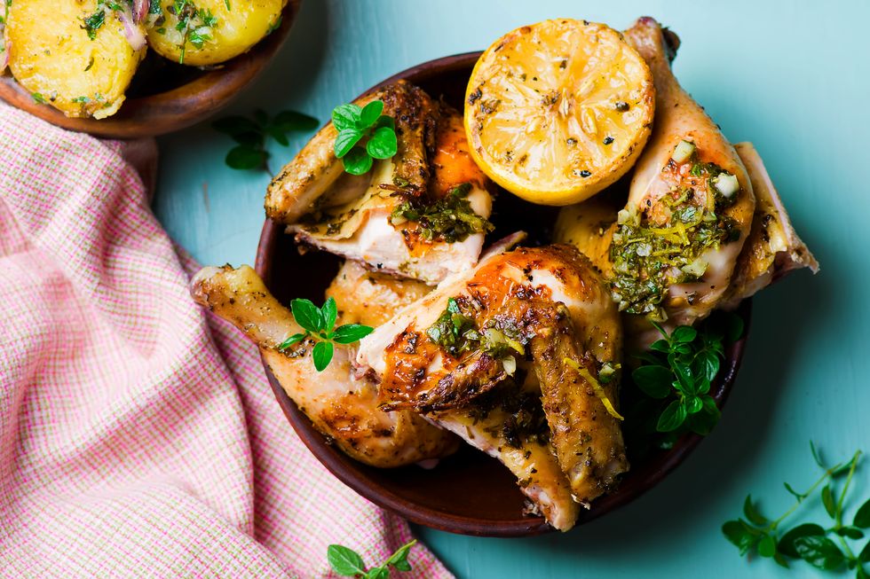 chicken a grill with a lemon and oregano