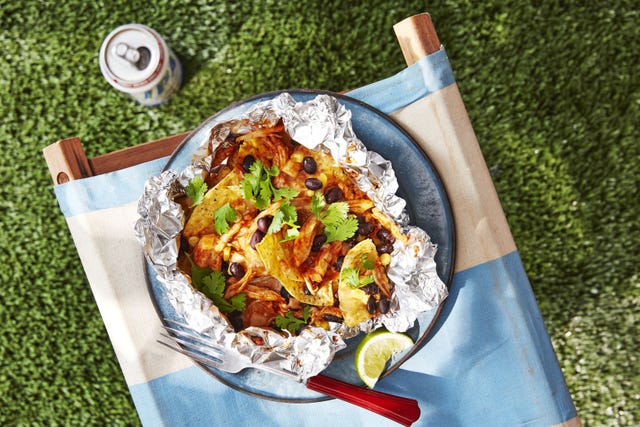 https://hips.hearstapps.com/hmg-prod/images/chicken-black-bean-nachos-1617725156.jpg?crop=1.00xw:0.750xh;0,0.108xh&resize=640:*