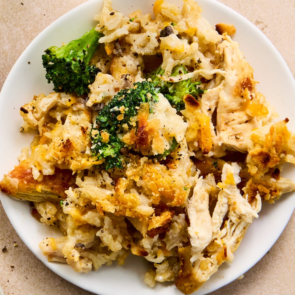 Chicken & Broccoli Casserole this creamy, cheesy, ritz cracker topped casserole is packed with chicken, rice, and freshly blanched broccoli with the quintessential cream of mushroom soup