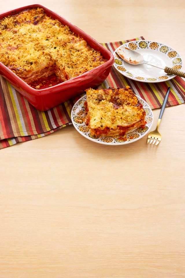 https://hips.hearstapps.com/hmg-prod/images/chicken-parm-lasagna-recipe-6509e19638291.jpg?crop=0.740xw:0.494xh;0.109xw,0.0590xh&resize=640:*