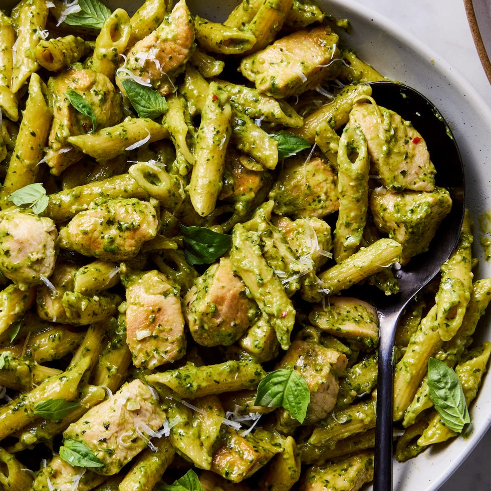 pâtes au pesto de poulet garnies de basilic et de parmesan